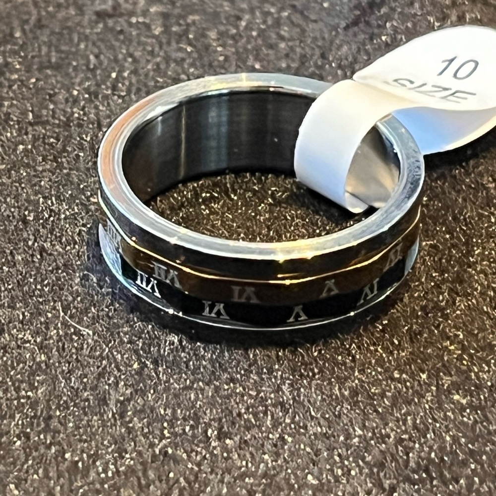 🌙 C1090 - Black and Gold Roman Numeral fidget Ring